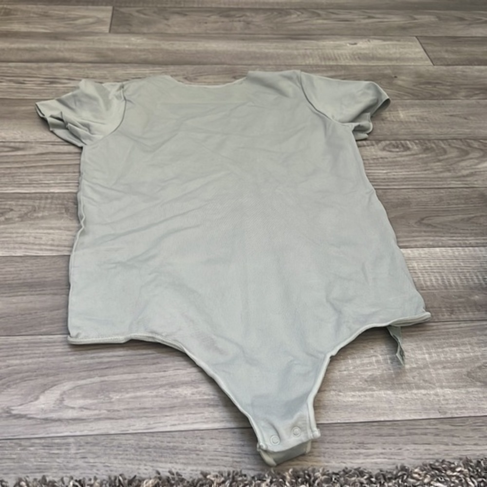 Essential T-Shirt Bodysuit - Picture 4 of 13